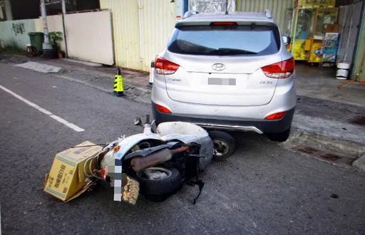 閃避違停汽車遭大貨車擦撞!77歲婦人命大輕傷 汽車駕駛要噴錢了