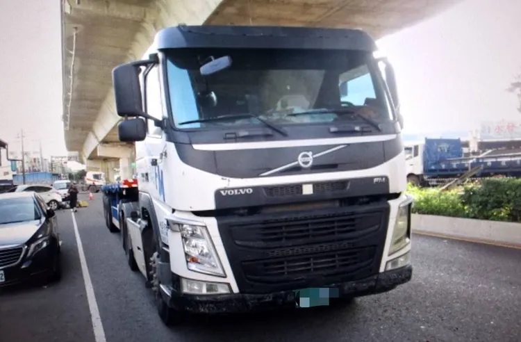 77歲女騎士閃避違停汽車遭大貨車擦撞。翻攝畫面