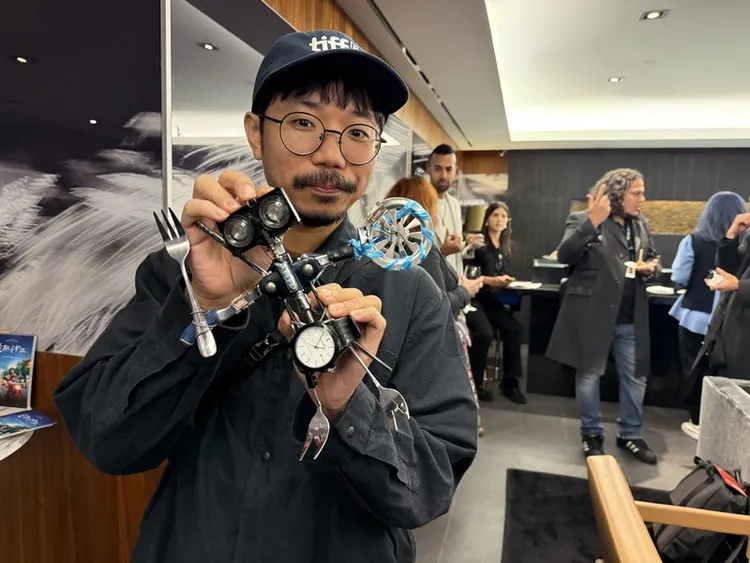 《A面-我的一天》去年獲金馬獎最佳劇情短片，取得代表台灣參賽奧斯卡短片資格。導演溫景輝現身多倫多國際影展宣傳該片，並展示片中自己親手製作的玩具。中央社