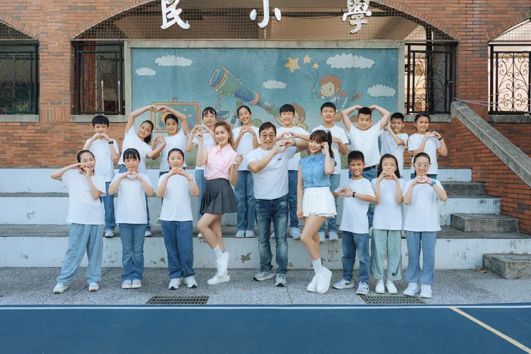 張棋惠、徐凱希、李濤與三玉國小合唱團獻聲。關懷台灣文教基金會提供