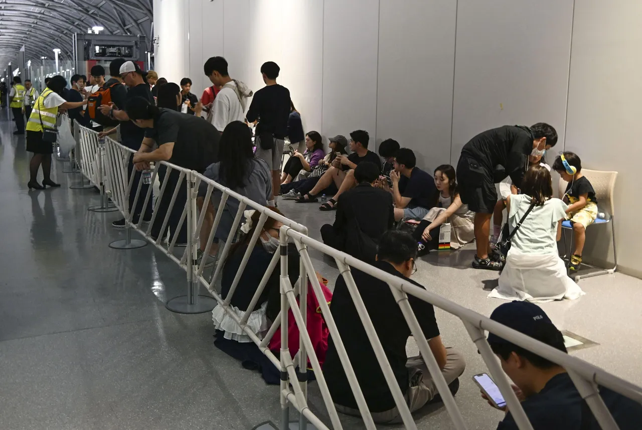 在航厦休息的乘客。路透