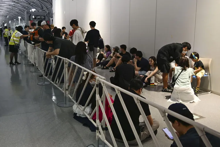 在航廈休息的乘客。路透