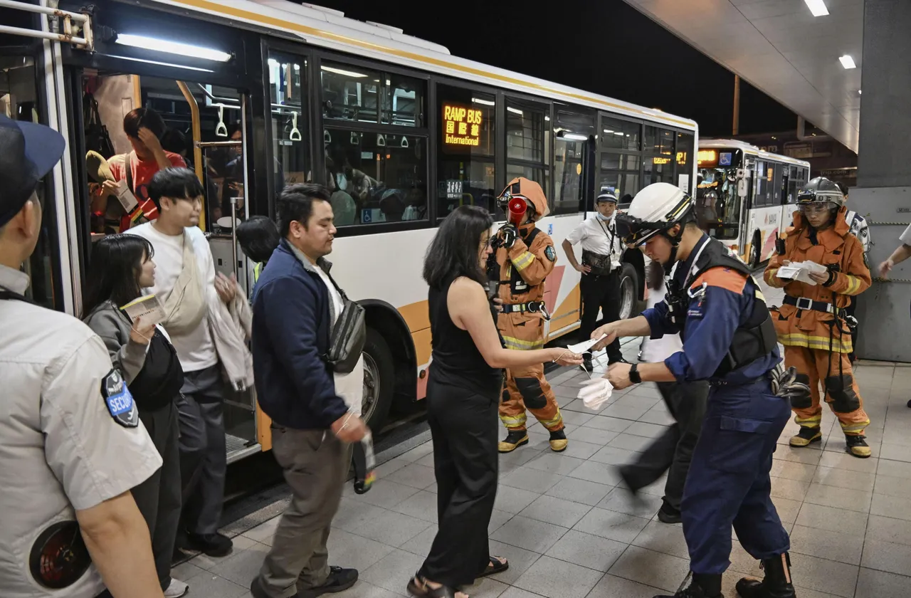 乘客逃出飞机后搭乘接驳车到航厦。路透