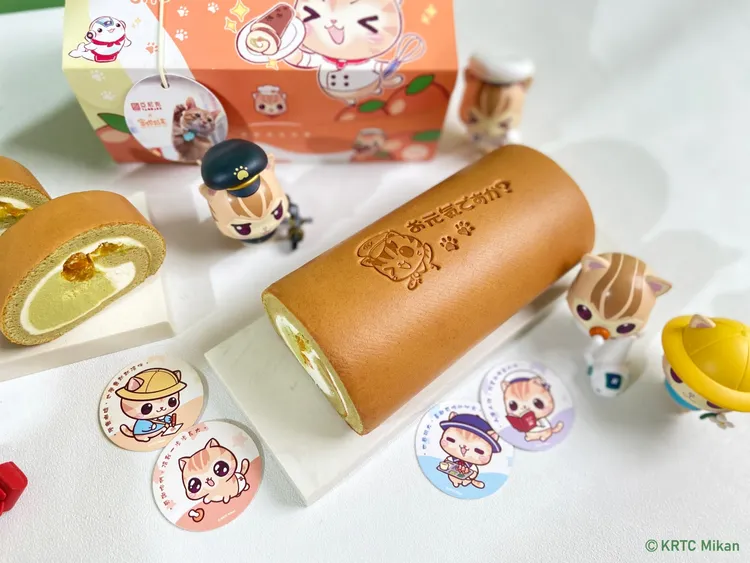 元氣蜜柑生乳捲烙印上蜜柑站長全台獨家應援「お元気ですか」圖樣，可愛的貓腳印可是採自本喵真實肉墊。業者提供