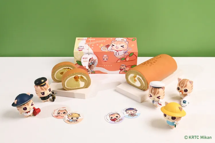 亞尼克與蜜柑站長把「元氣蜜柑生乳捲」變成幸福驚喜盒，集合蜜柑站長成長日記暖萌圖樣與驚喜細節。業者提供