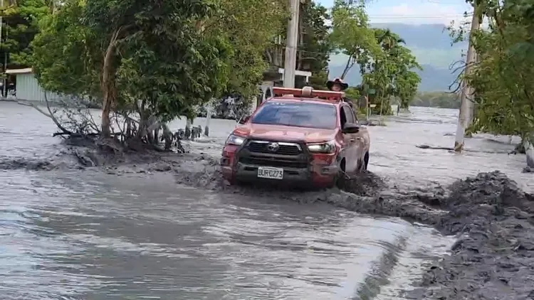 救援現場湍急的泥流。新竹縣消防局提供