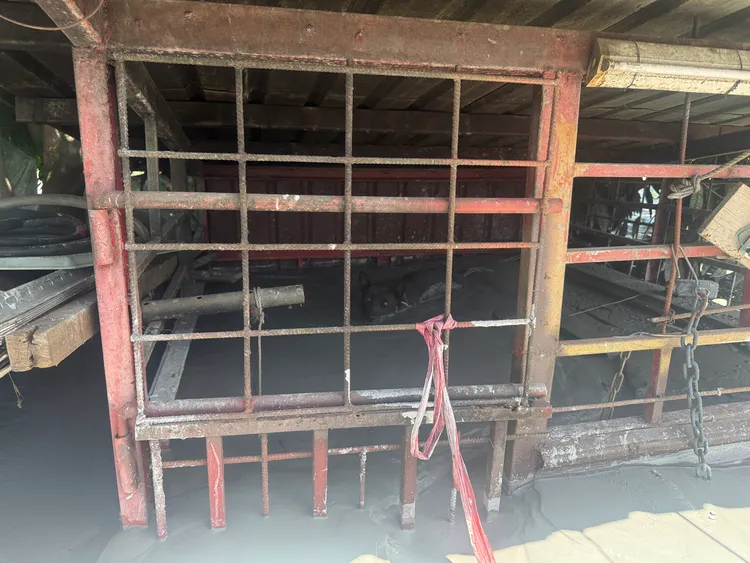 泥流中的狗籠。新竹縣消防局提供