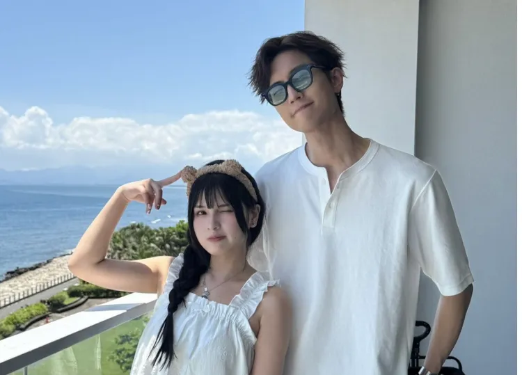 范姜彥豐（右一）與啦啦隊正妹俐合作。XG娛樂提供