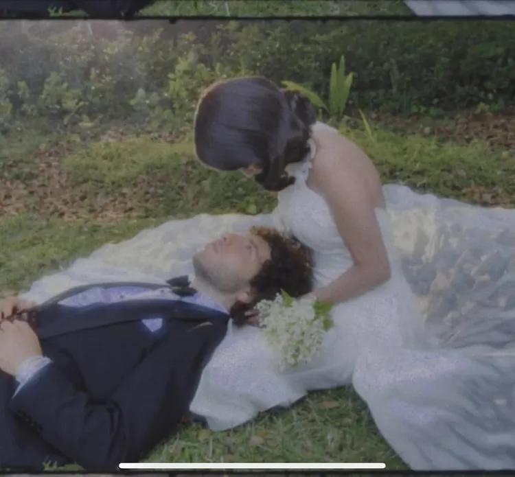 新娘與新郎在草地上卿卿我我。翻攝Selena Gomez IG