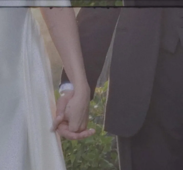 新人十指緊扣。翻攝Selena Gomez IG