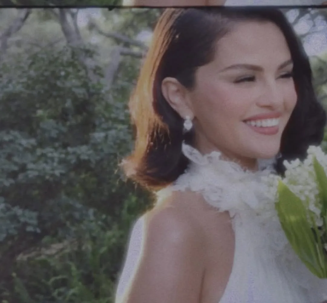 席琳娜笑容幸福洋溢。翻摄Selena Gomez IG