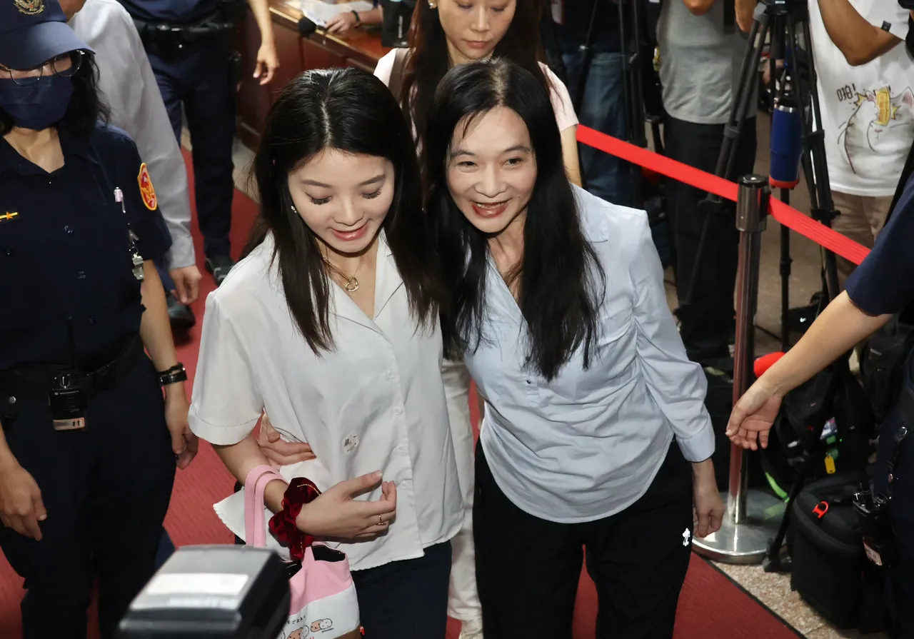 应晓薇在大女儿应佳妤陪同下出庭,庭讯后应佳妤在法庭区静待裁定结果。庄宗达摄