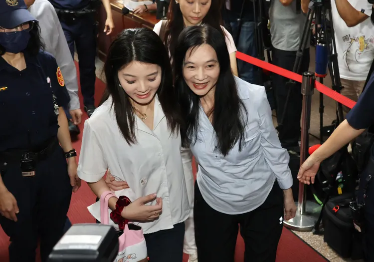 應曉薇在大女兒應佳妤陪同下出庭，庭訊後應佳妤在法庭區靜待裁定結果。莊宗達攝