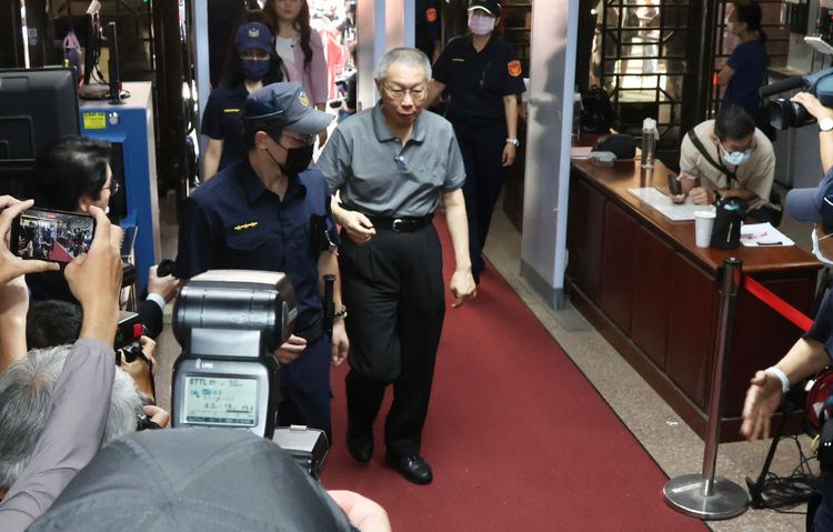 庭訊2小時結束　柯文哲、應曉薇免上戒具候審室等結果