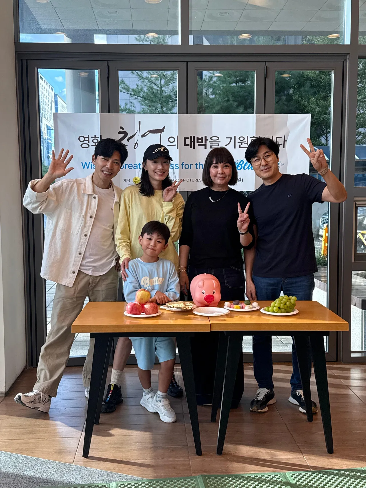 蔡思韵(左2)参与电影《Bluefish》,与韩国演员池承炫(左)、导演李相勋(右)及剧中童星合照。MOM production limited提供