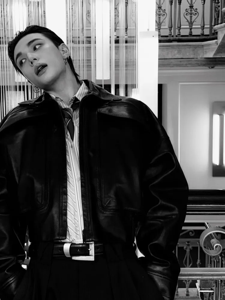 鉉辰以一身黑色皮衣帥氣現身。翻攝鉉辰IG