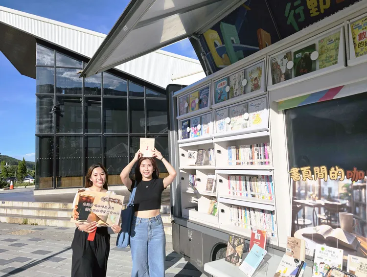 10月1日國際咖啡日，新北市立圖書館特別「咖啡與書香的邂逅」活動，行動書車將駐點萬里星巴克前廣場。館方提供