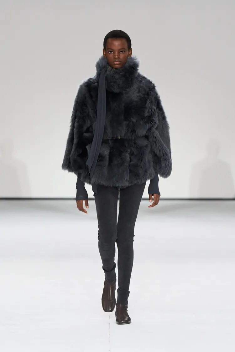 COS 2025秋冬時裝系列。品牌提供