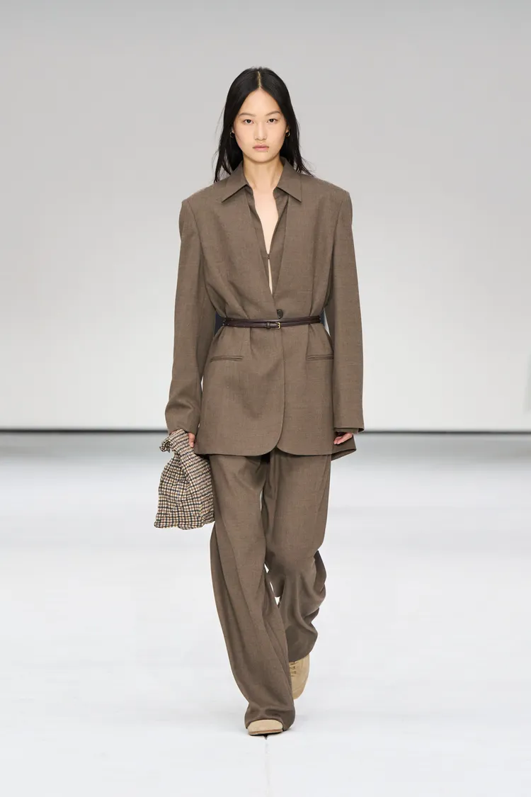 女裝的束腰設計向1950年代的「New Look」輪廓致敬。品牌提供