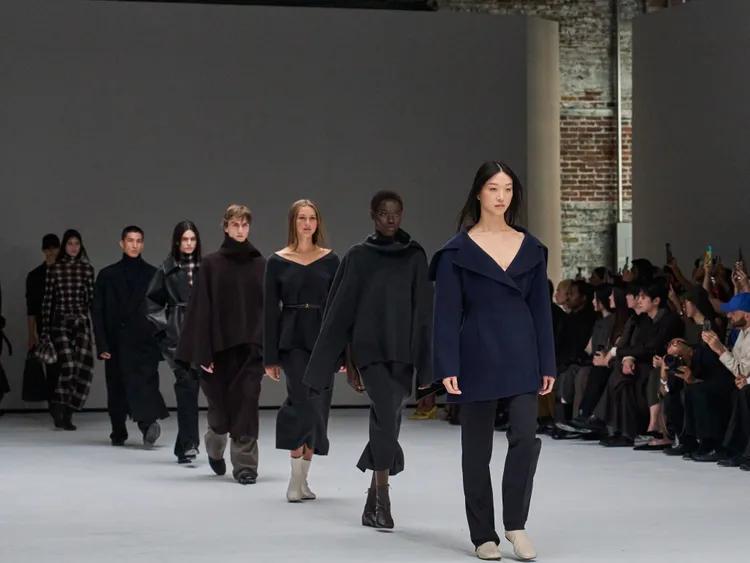 COS 2025秋冬時裝秀。品牌提供