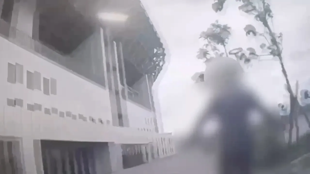 乘客下车拔腿就跑。翻摄画面