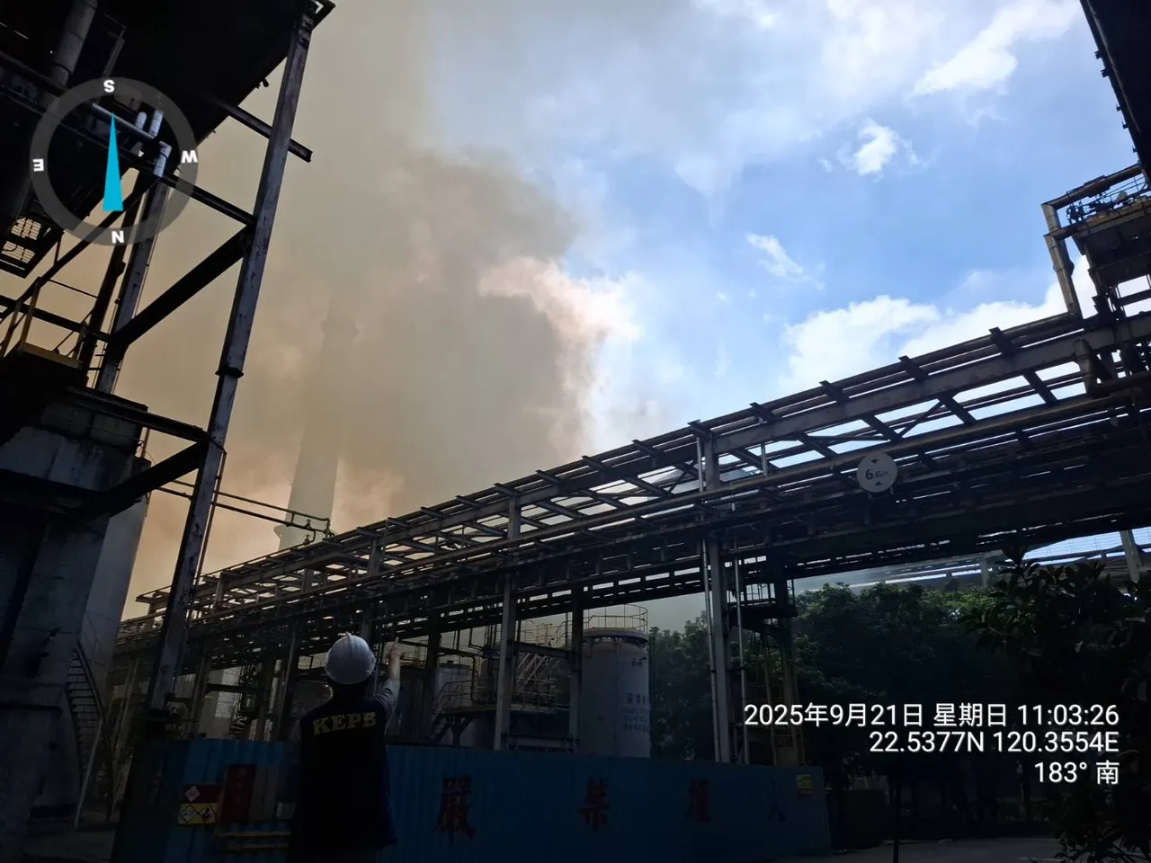 中钢工厂氢气泄漏造成火灾,设备毁损造成跳伡,粗焦炉气直接排放,产生明显粒状物,环保局将开罚。翻摄画面