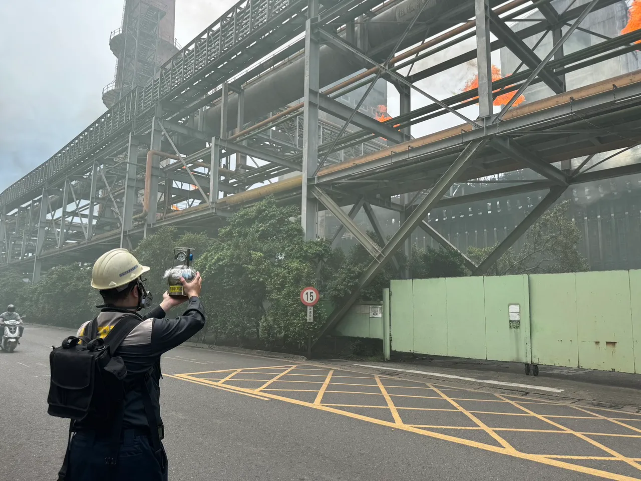 中钢工厂氢气泄漏造成火灾,设备毁损造成跳伡,粗焦炉气直接排放,产生明显粒状物,环保局将开罚。翻摄画面