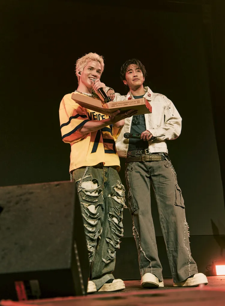 派偉俊（左）擁有義大利血統，送PIZZA為好友婁峻碩慶生。伊弗龐金有限公司提供