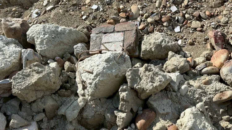 不法集團傾倒營建混合物土方面積約 0.2 公頃。橋檢提供