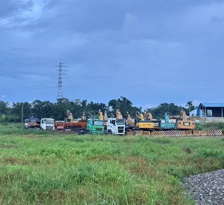 扣案之重型開挖機具怪手15台及重型曳引砂石車9台。橋檢提供