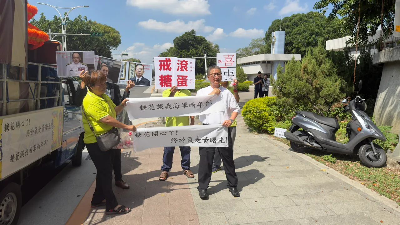 前海軍顧問郭璽30日到海軍司令部「踢館」,聲稱國造潛艦「壽終正寢」,要求海軍司令唐華下台「滾蛋」。記者 李俊毅攝