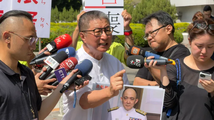 前海軍顧問郭璽30日到海軍司令部「踢館」，聲稱國造潛艦「壽終正寢」，要求海軍司令唐華下台「滾蛋」。記者 李俊毅攝