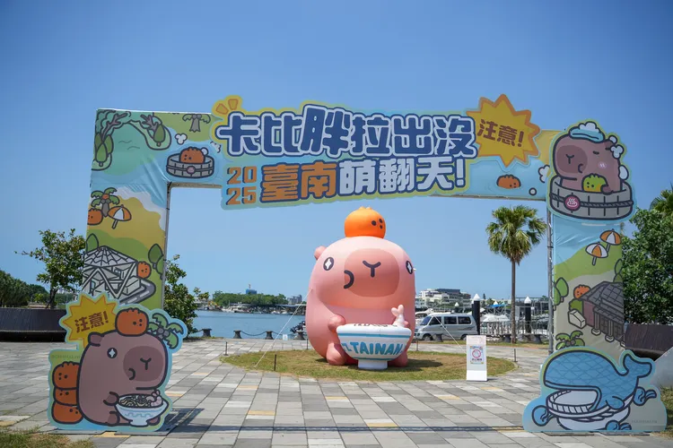 台灣超萌原創IP「卡比胖拉」自9月13日至10月19日期間限定，現身台南安平漁人碼頭。田欣雲攝影