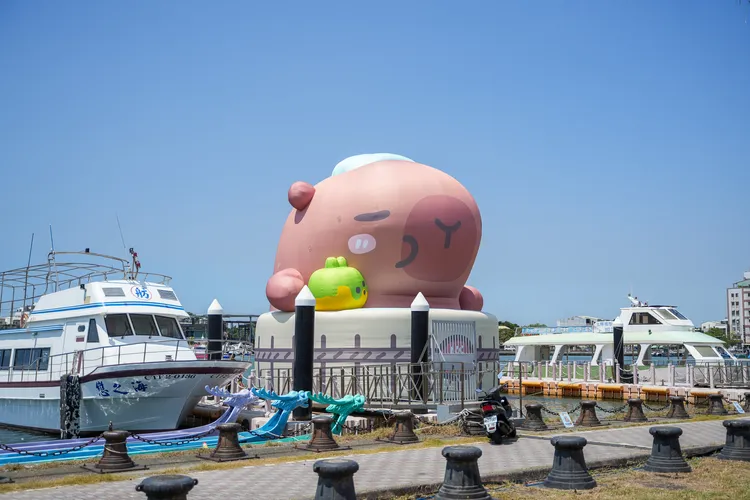 卡比胖拉水上大型氣偶高達12公尺。田欣雲攝影