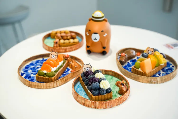 季節水果塔以當季新鮮水果、鬆軟蛋糕、十勝乳酪霜與四葉乳酪製作，藍莓塔則為常態商品。田欣雲攝影