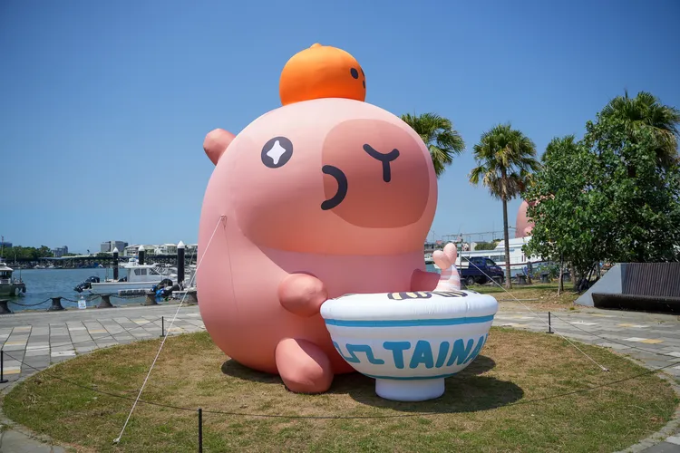 手端擔仔麵的卡比胖拉。田欣雲攝影