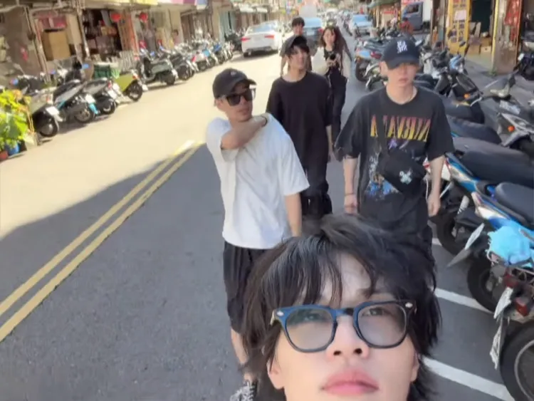 主唱柳田周作（前）、鼓手黒川亮介（左）、吉他手吉田喜一 （右）、貝斯手桐木岳貢（後）在台灣街景走走看看。翻攝柳田周作IG