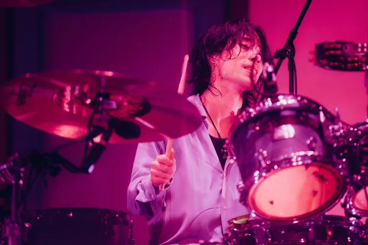 鼓手黒川亮介滿意超台的暱稱「小黑」。雅慕斯娛樂提供