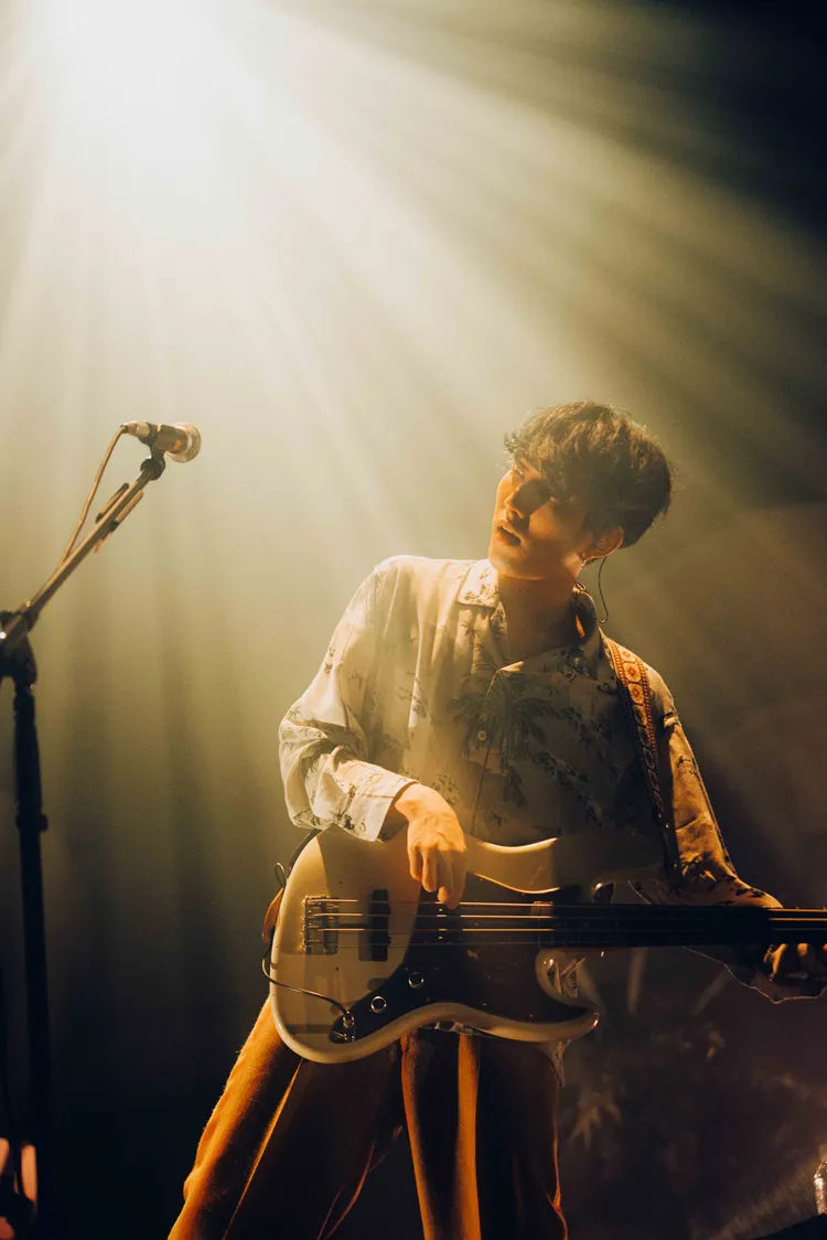 貝斯手桐木岳貢不喜歡被取暱稱「貢丸」。雅慕斯娛樂提供