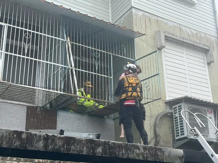 台東縣消防局馳援花蓮堰塞湖潰流救災，兵分兩路搜救光復鄉學士街、中學街與中山路一帶。台東縣消防局提供