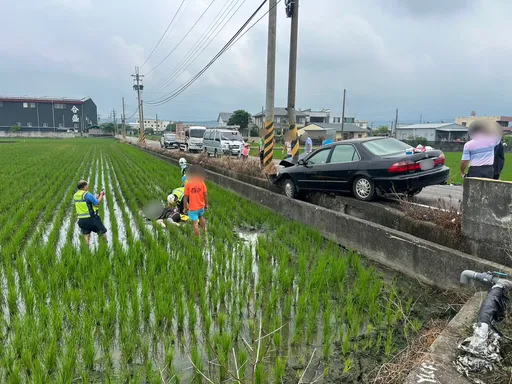 苗栗农地重划区轿车撞机车酿3伤 20岁女骑士喷飞水田