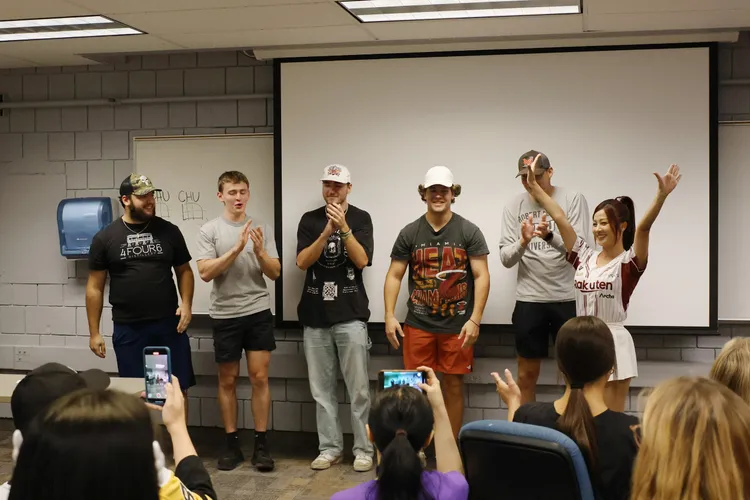 小紫（右一）教外國同學台灣應援文化。樂天桃猿提供