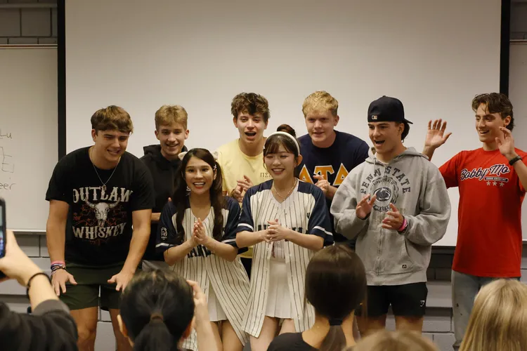 琳妲（左三）、穎樂（左四）化身「台灣文化大使」，美國學生「加油」喊上癮。樂天桃猿提供