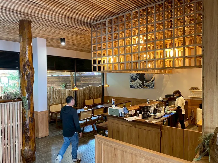 阿里山賓館帶旅人探訪經典車站，再順遊至阿里山景觀餐廳佐一茶屋享用日式美學特色料理。阿里山賓館提供