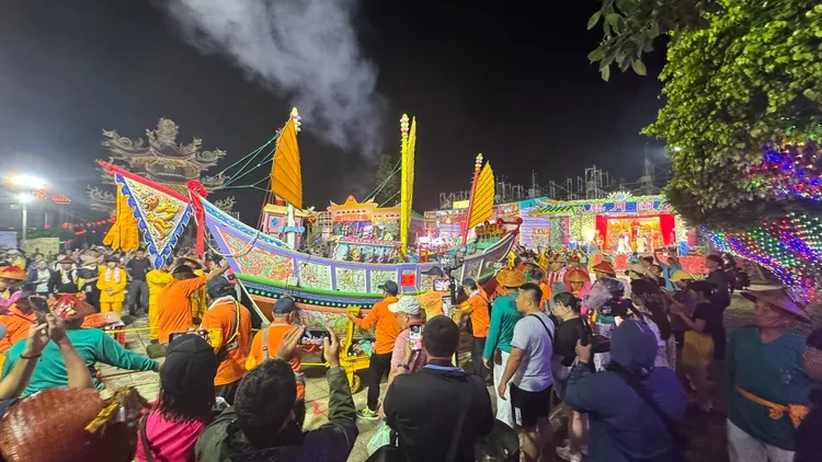 《零日攻擊》第6集〈金紙〉拍攝燒王船畫面。牽猴子提供