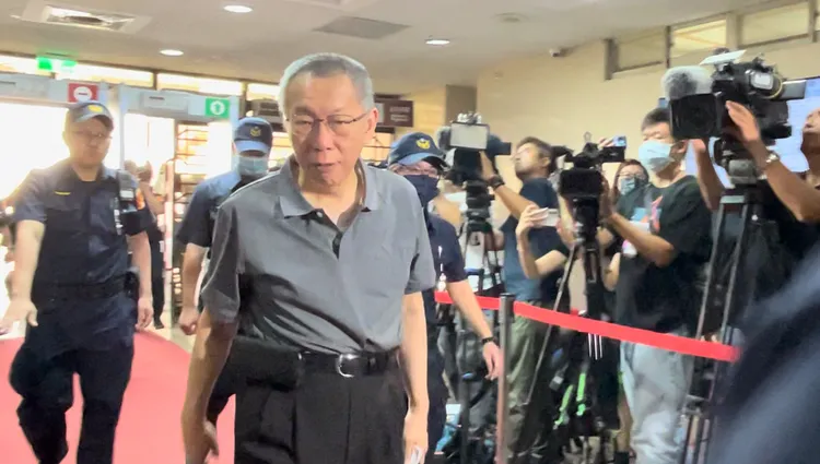 柯文哲昨日二度獲裁定交保，今再度現身北院出庭。謝亞庭攝