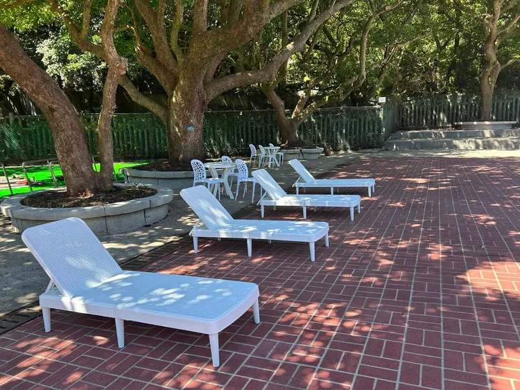 一旁的休憩區也相當完善。翻攝自舞動陽光-前山公園游泳池臉書