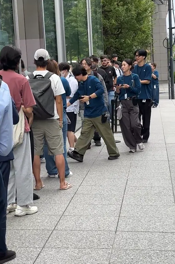 表參道蘋果直營店人潮。翻攝自X