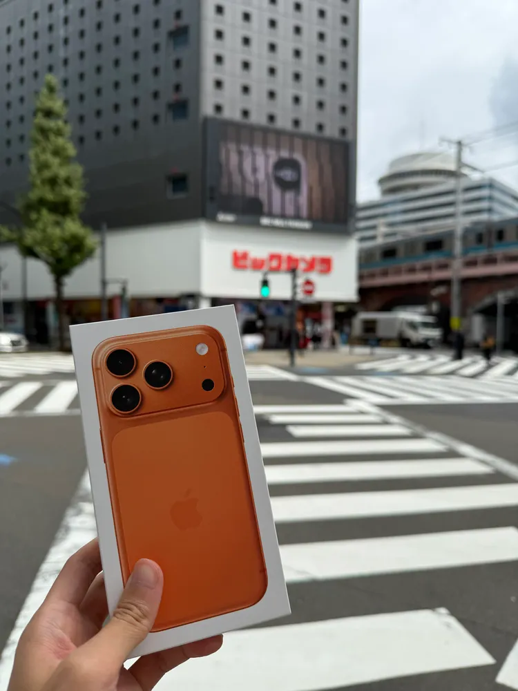 網友分享在有樂町Bic Camera買到橘色iPhone 17 Pro。翻攝自X