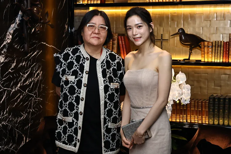 邱瓈寬（左）帶著她口中的才女錢安琪接受專訪。黃威哲攝